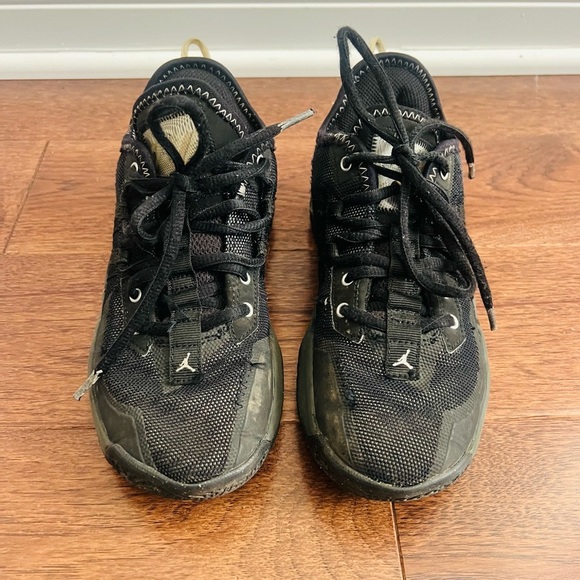 Good condition Jordan sneakers size 4y boys in black - Picture 1 of 6